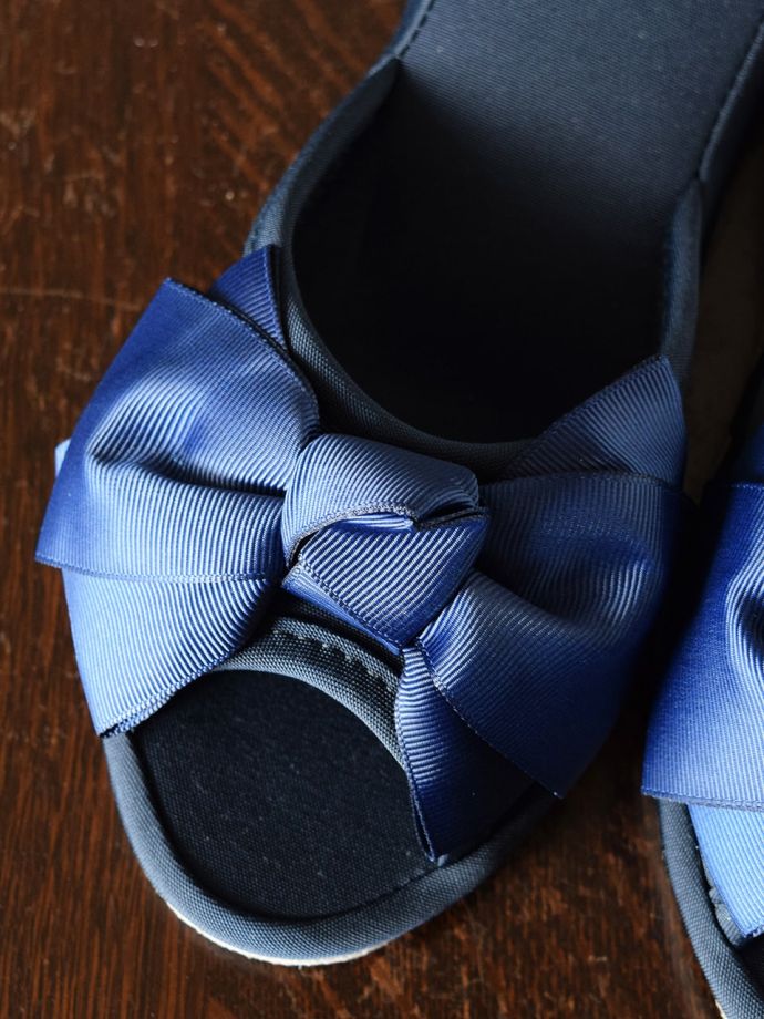 大きなリボンがついたスリッパ