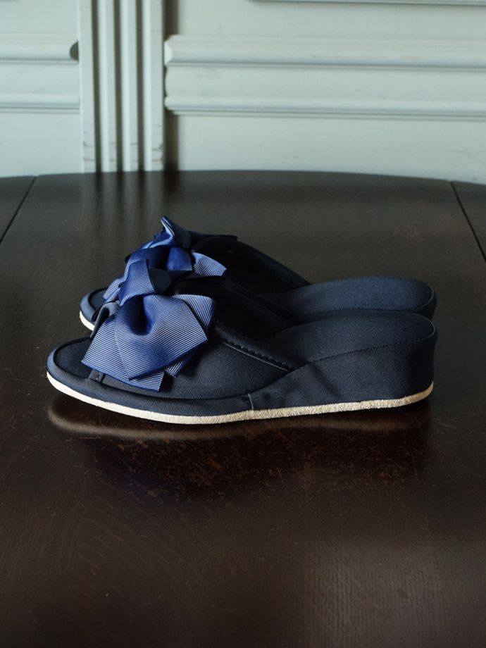 ヒール付きのスリッパ