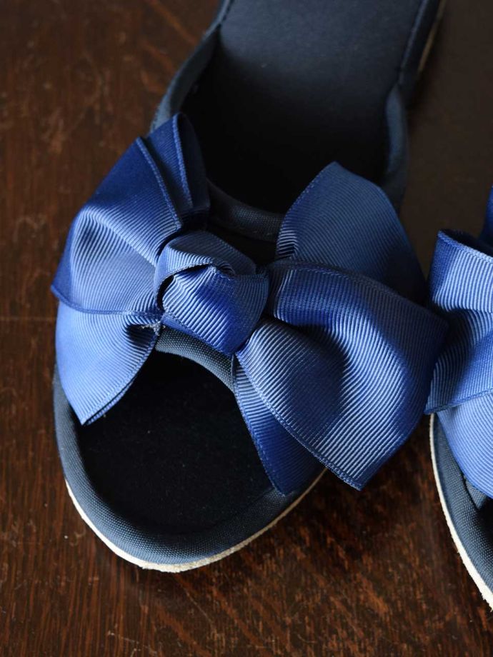 大きなリボンがついたスリッパ