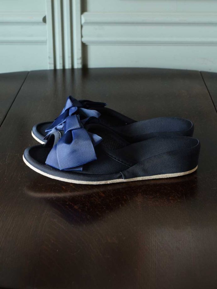 ヒール付きのスリッパ