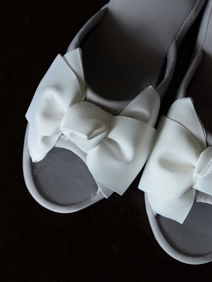 大きなリボンがついたスリッパ