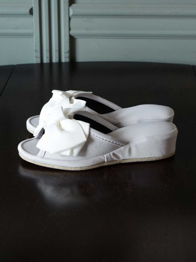 ヒール付きのスリッパ