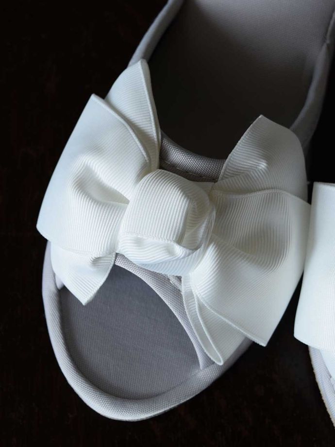 大きなリボンがついたスリッパ