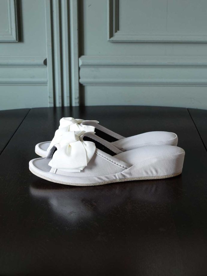 ヒール付きのスリッパ