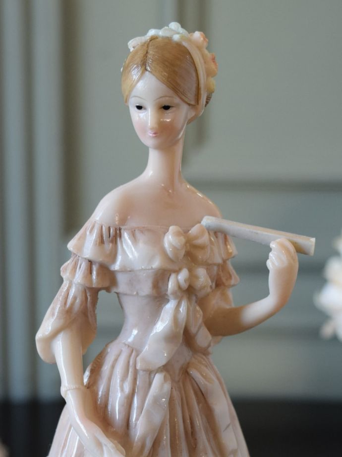 アンティーク調のフィギュリン