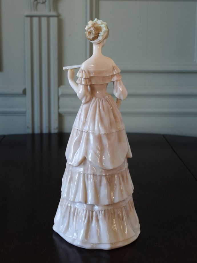 貴婦人の後ろ姿