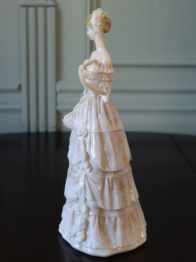 おしゃれなフィギュアの側面