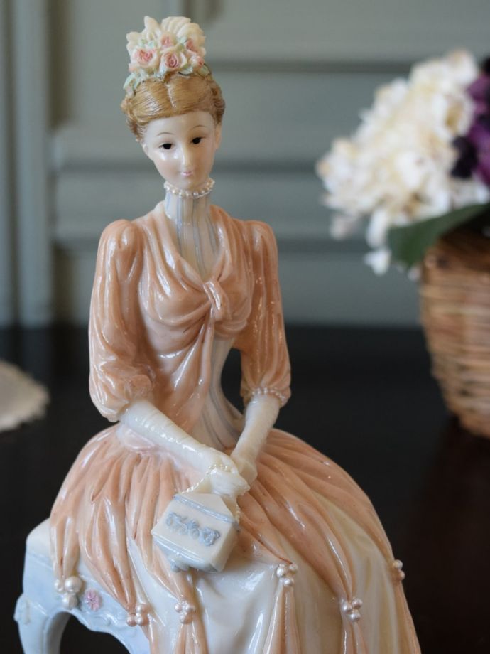 アンティーク調のフィギュリン