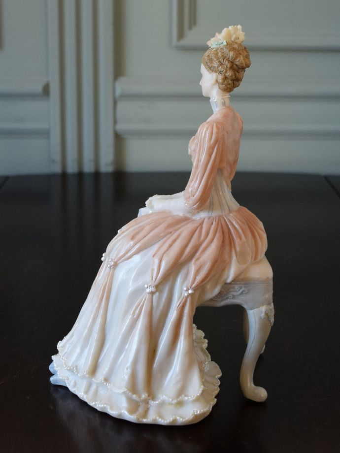 おしゃれなフィギュアの側面