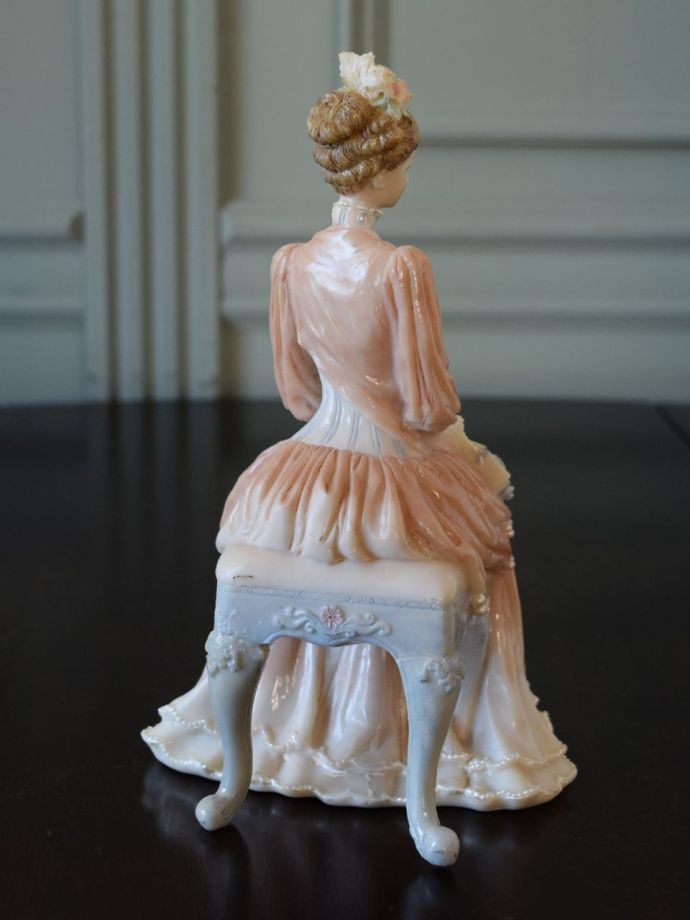 貴婦人の後ろ姿