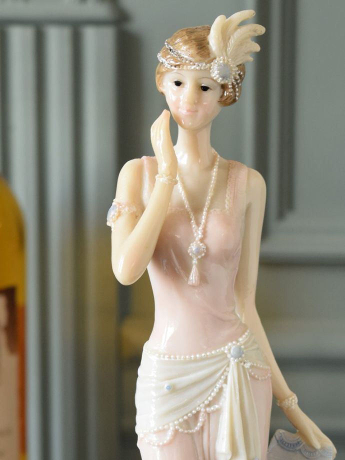 アンティーク調のフィギュリン