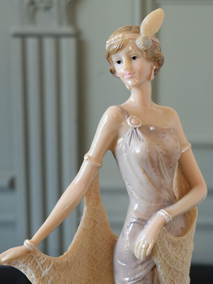 アンティーク調のフィギュリン