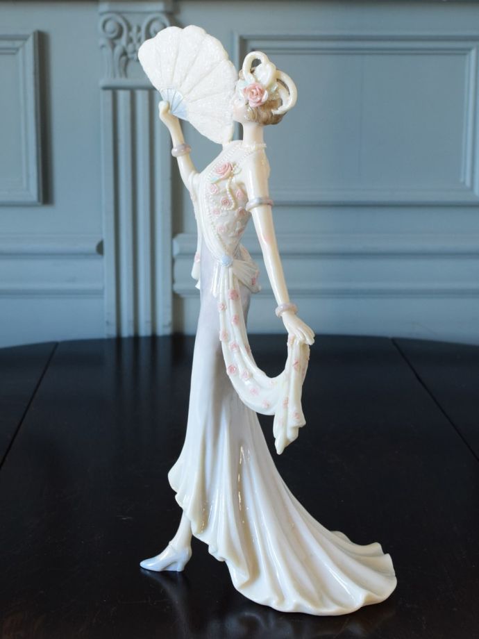 おしゃれなフィギュアの側面