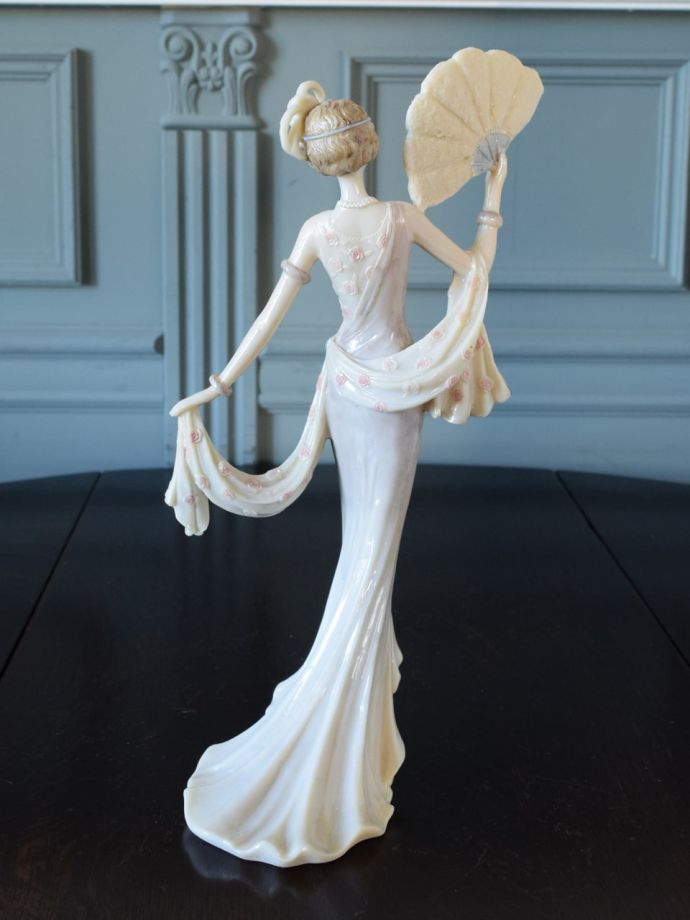 貴婦人の後ろ姿