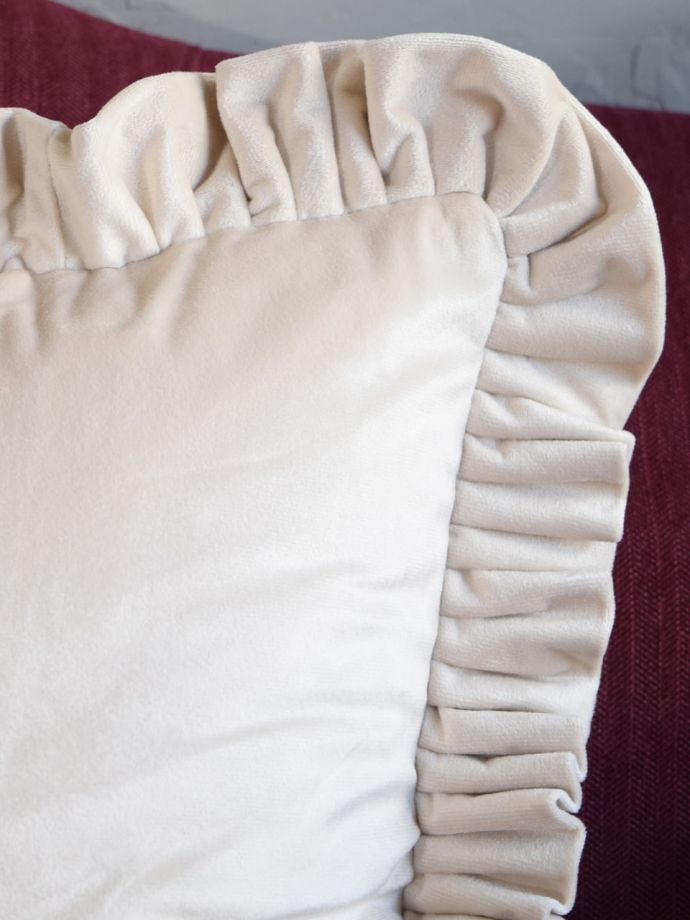 ベロア素材のフリルクッション