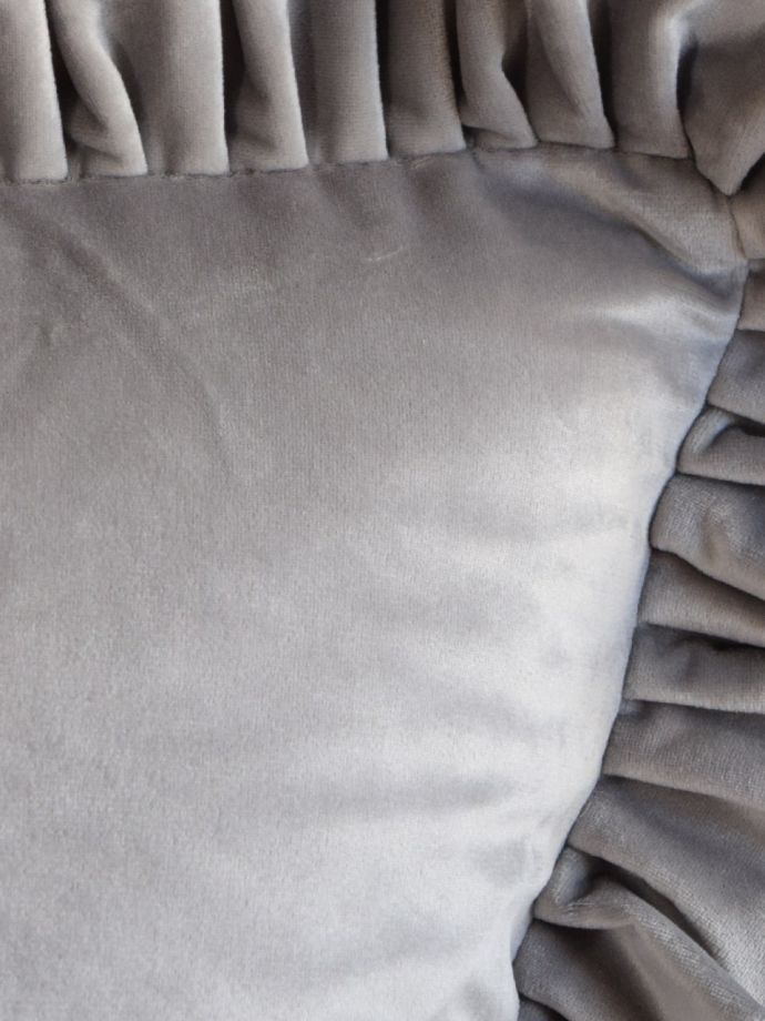 ベロア素材のフリルクッション