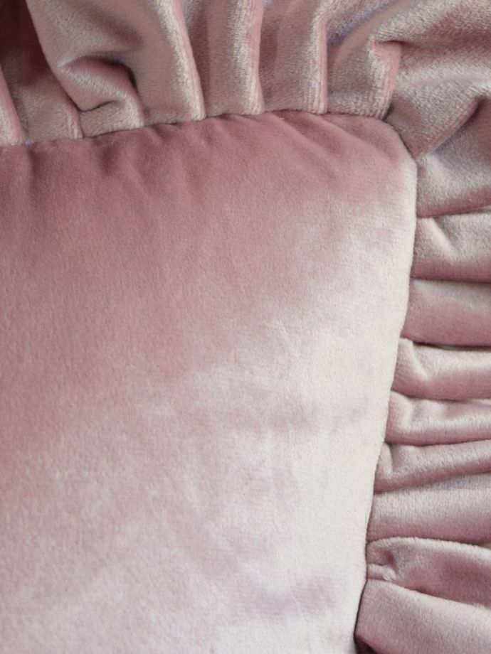 ベロア素材のフリルクッション