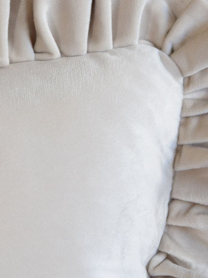 ベロア素材のフリルクッション