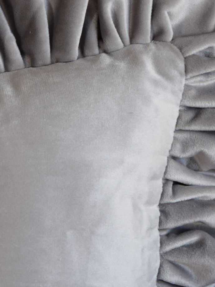 ベロア素材のフリルクッション