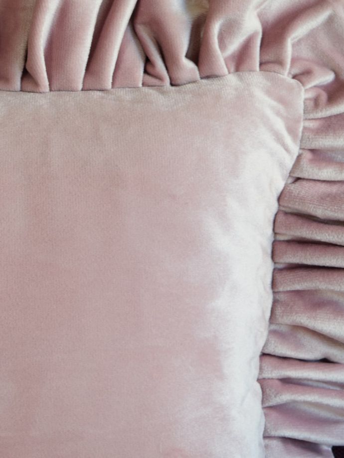 ベロア素材のフリルクッション