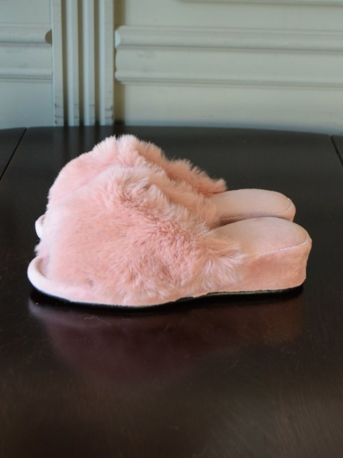 ヒール付きのスリッパ