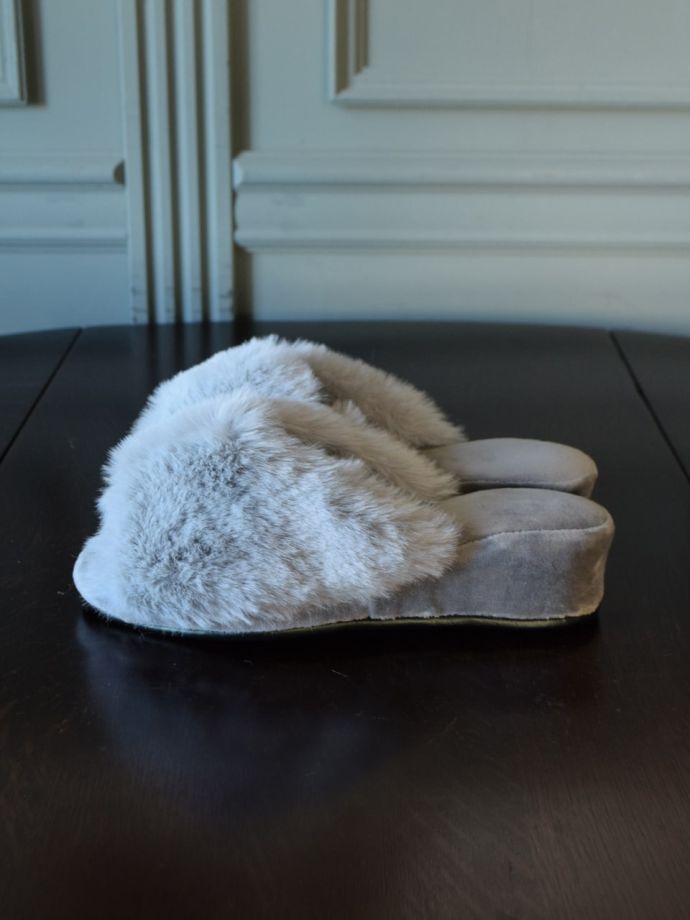 ヒール付きのスリッパ