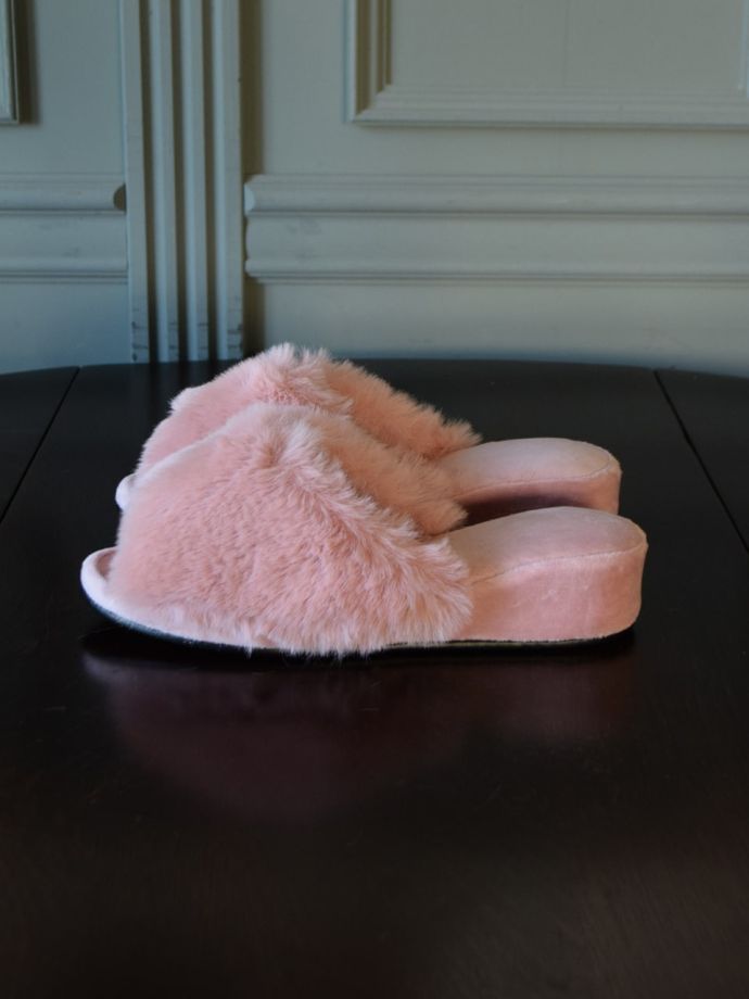 ヒール付きのスリッパ