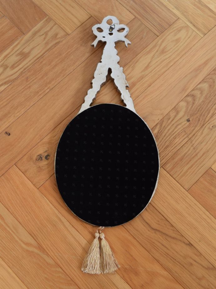 ウォールミラーの後ろ姿