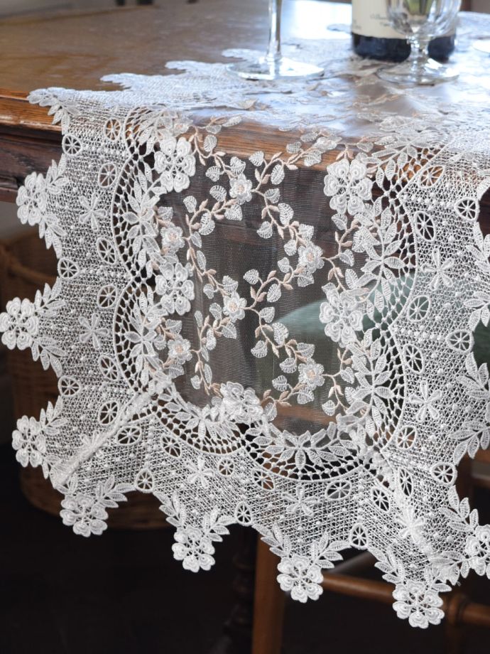 アンティーク調のテーブルランナー