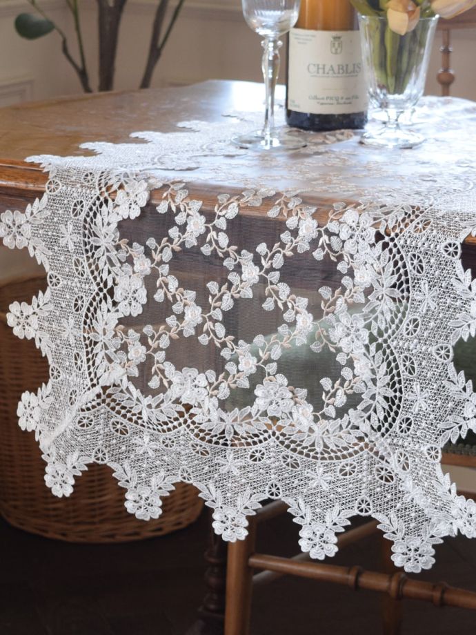 アンティーク調のテーブルランナー