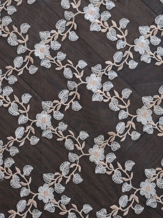 華やかなレースの刺繍