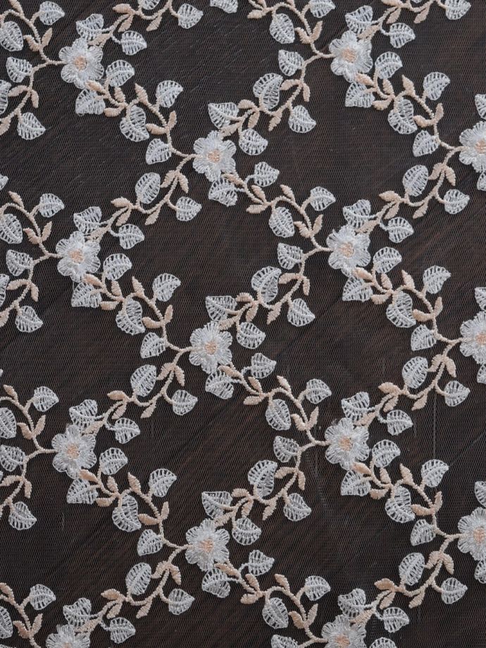 華やかなレースの刺繍