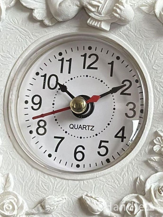 フランスアンティーク調のおしゃれな時計、薔薇とエンジェルの白い