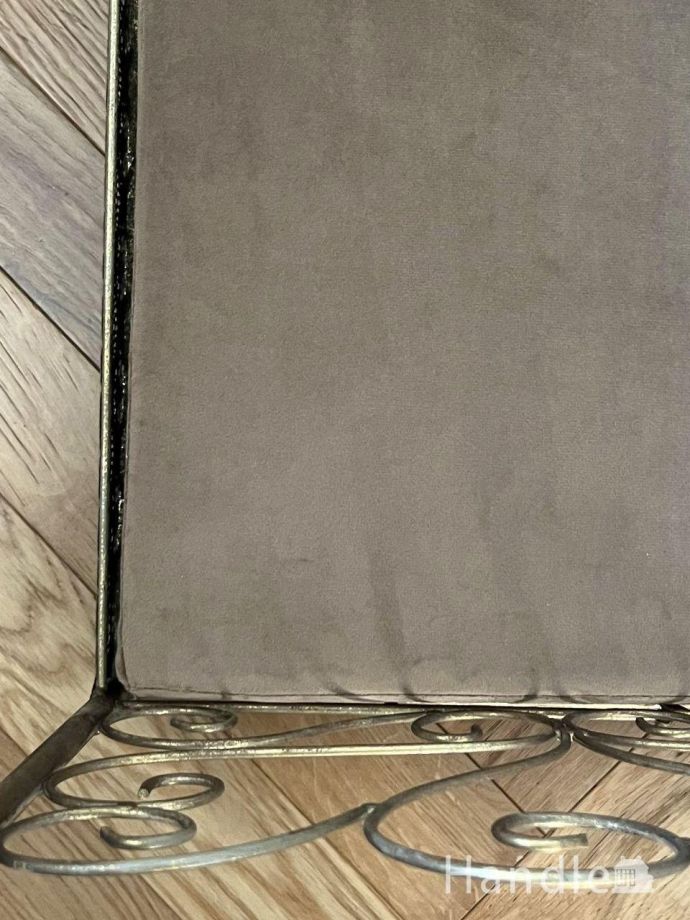 フレンチアンティーク調のおしゃれなペット用ベッド、曲線ラインが