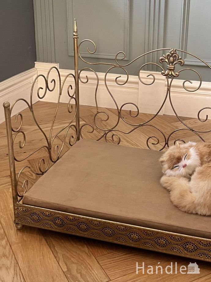 フレンチアンティーク調のおしゃれなペット用ベッド、曲線ラインが