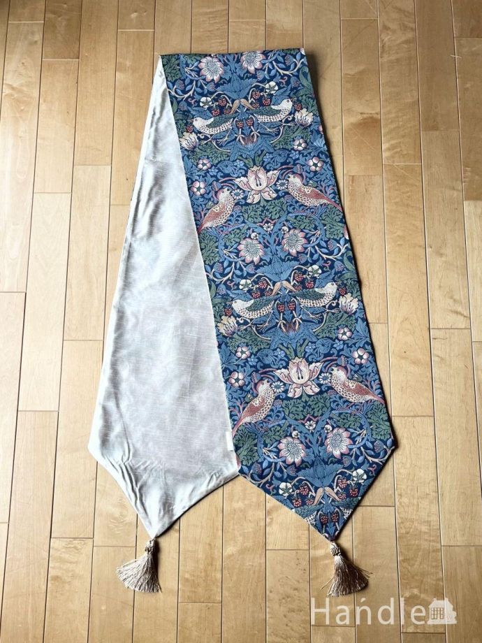 タッセル付きのテーブルランナー