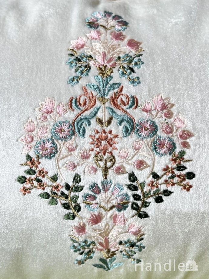 刺繍がおしゃれなクッション