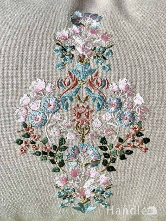 刺繍がおしゃれなクッション