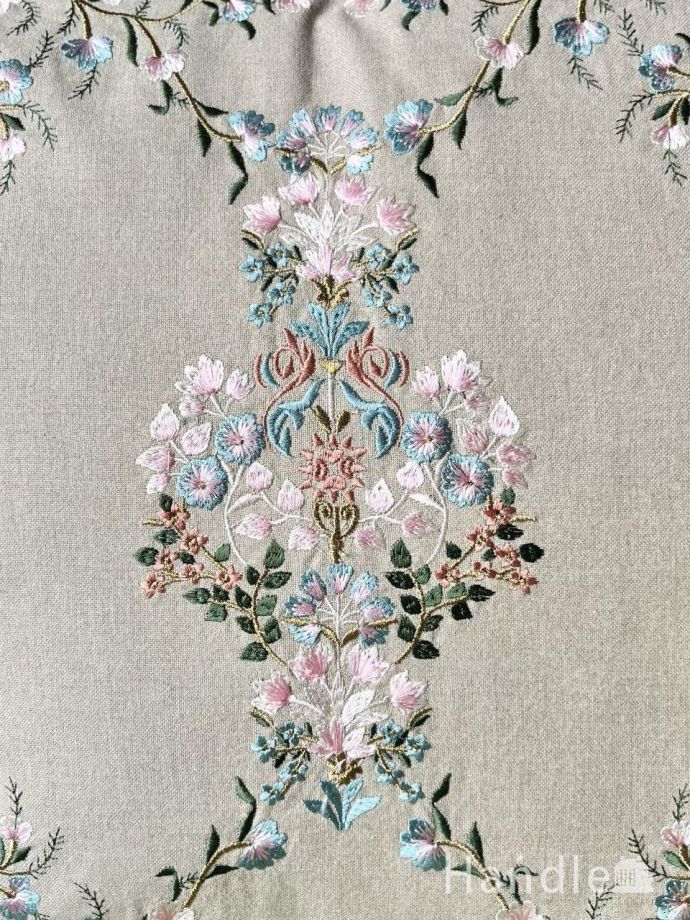 刺繍がおしゃれなクッション