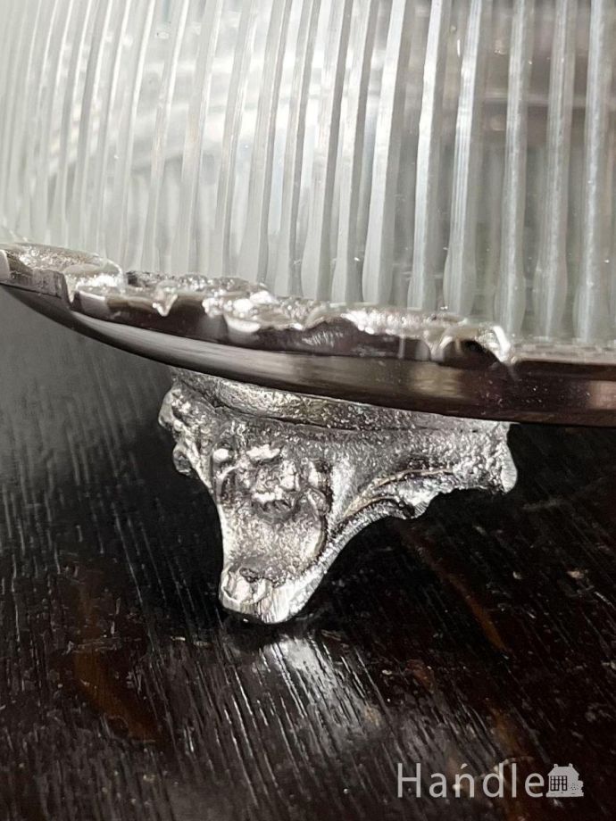 脚付きのガラスドーム