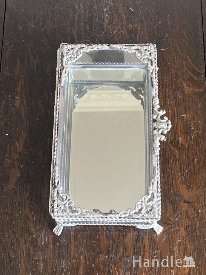 美しいアンティーク調の小物入れ