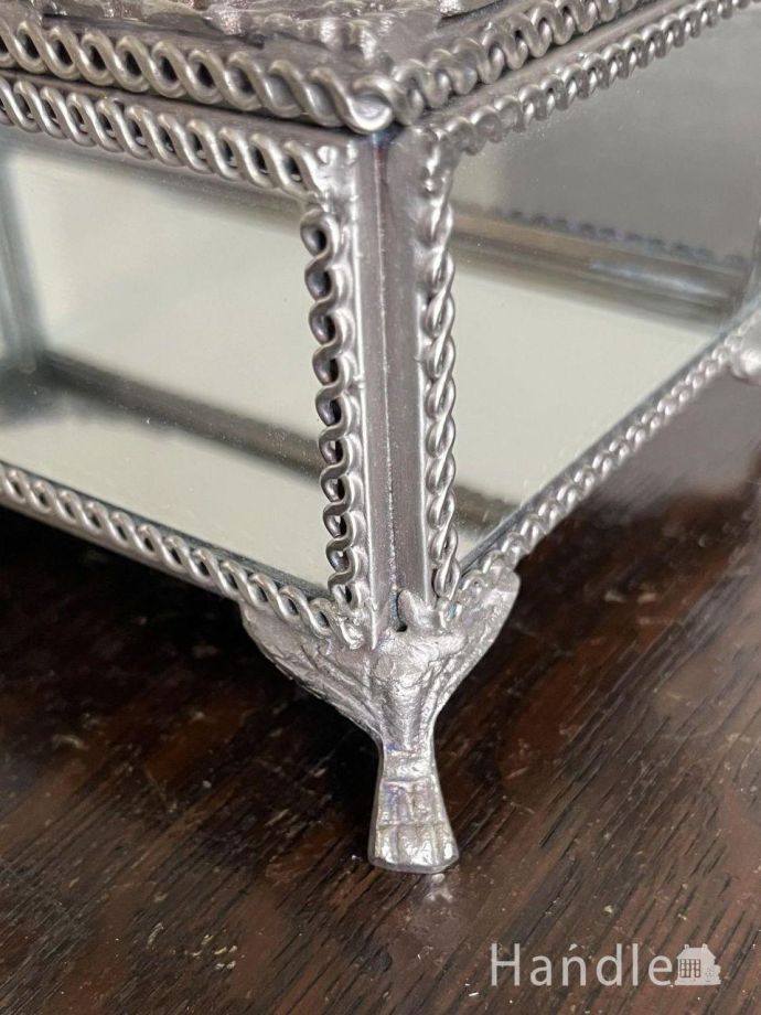 ガラスボックスの脚