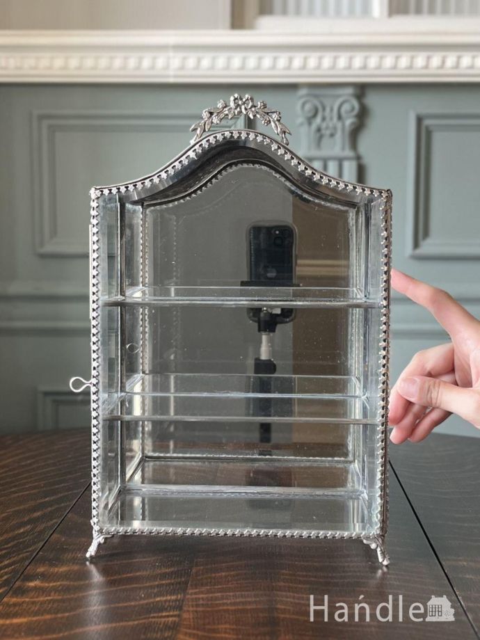 キラッキラに輝くガラスのシルバー色のショーケース、アンティーク調の