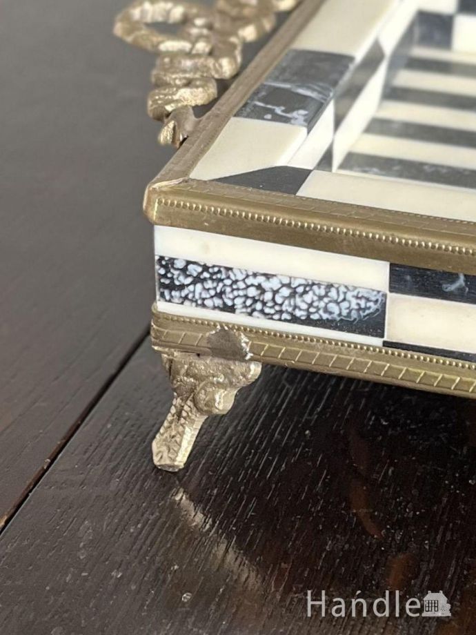 脚付きのトレイ