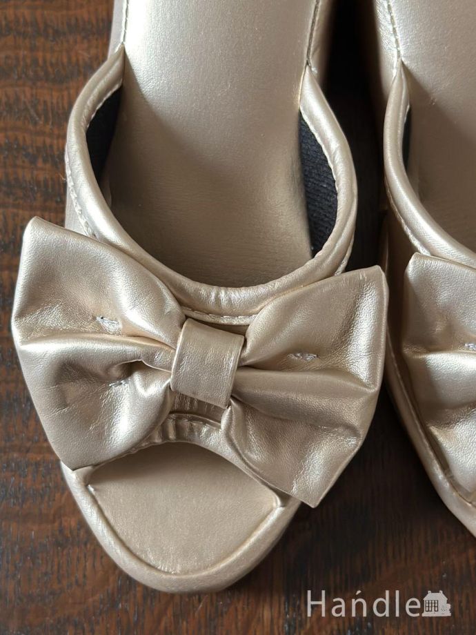 大きなリボンがついたスリッパ