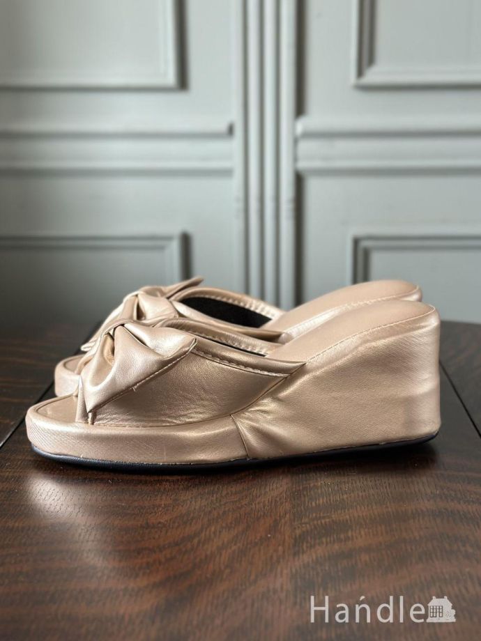 ヒール付きのスリッパ