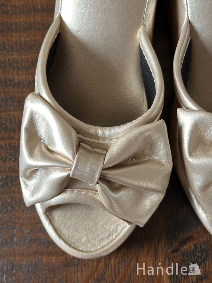 大きなリボンがついたスリッパ