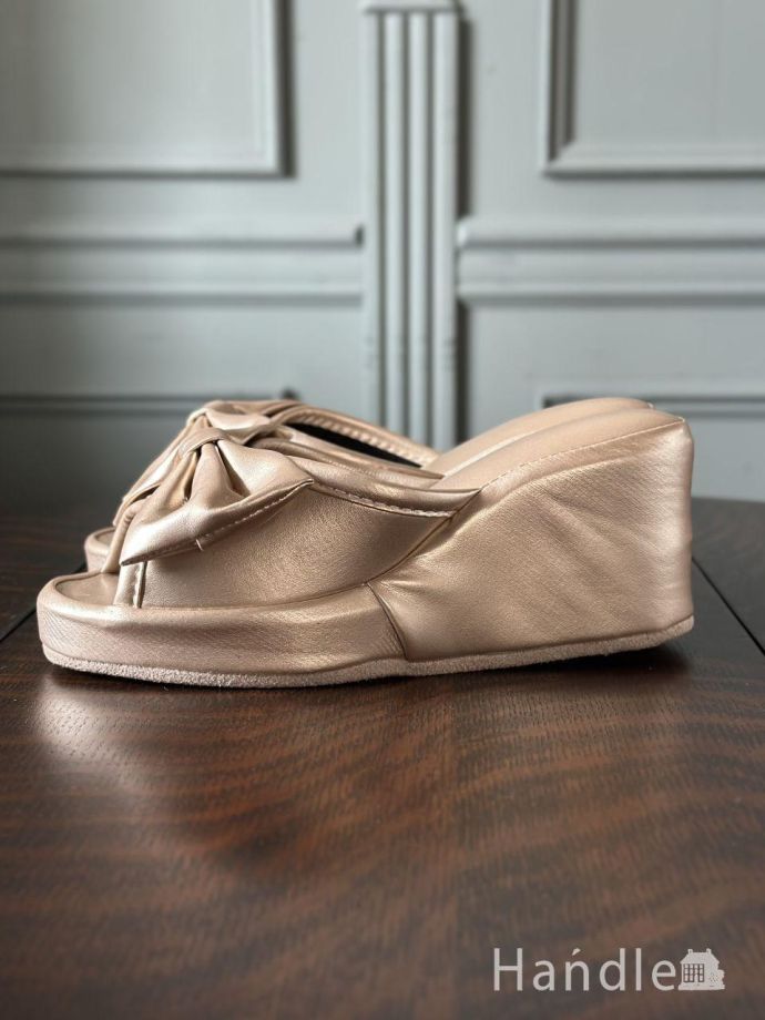 ヒール付きのスリッパ