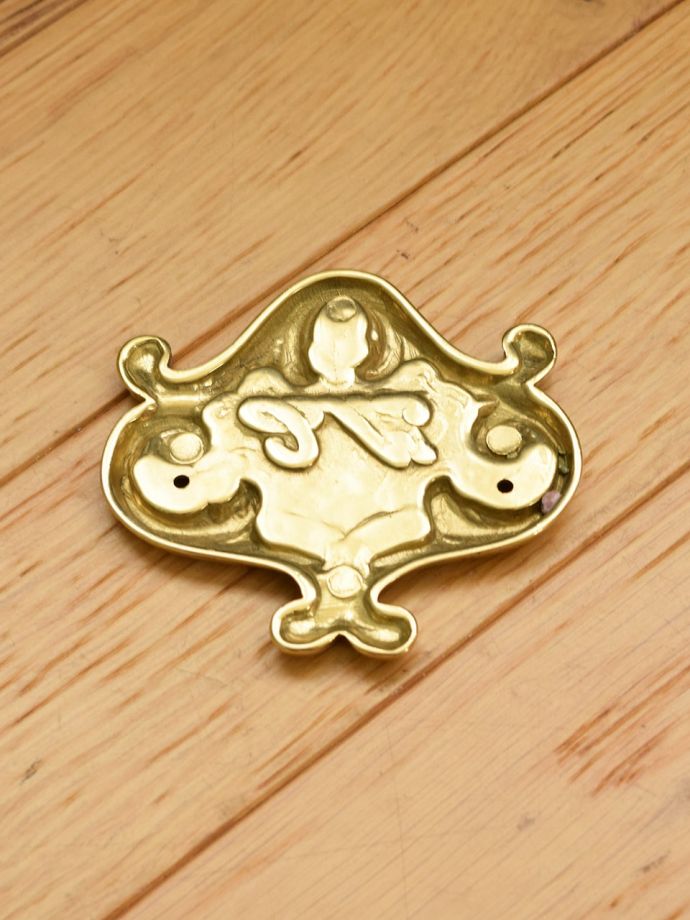 アンティーク風のドアプレートの裏