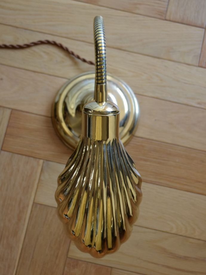 デスクランプの上から見ると